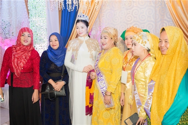 Lý Nhã Kỳ lộng lẫy trong lễ sắc phong công chúa