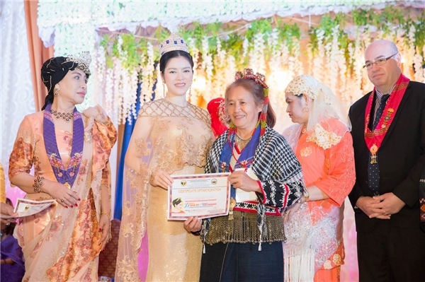 Lý Nhã Kỳ lộng lẫy trong lễ sắc phong công chúa