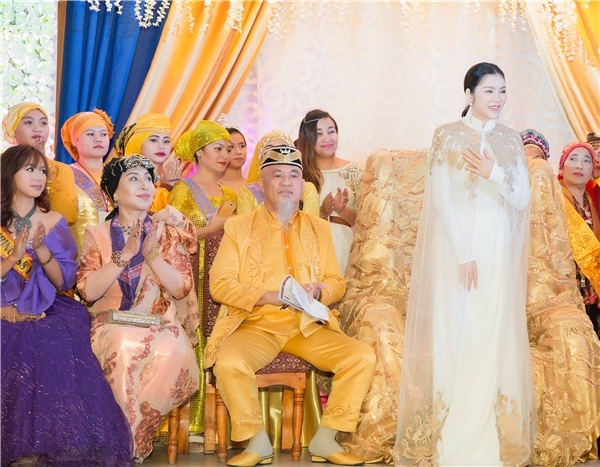 Lý Nhã Kỳ lộng lẫy trong lễ sắc phong công chúa