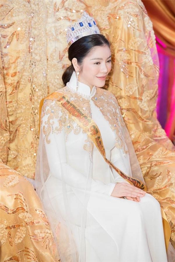 Sau các nghi thức cầu nguyện, tên Lý Nhã Kỳ đã được những người của bộ tộc hô vang. Cô xuất hiện trên trên sân khấu với vẻ đẹp kiêu sa, lộng lẫy trong tà áo dài trắng của Việt Nam có áo choàng thêu hoạ tiết màu vàng đồng quyền quý, khiến gần 1.000 người dân đại diện các bộ tộc ngẫn ngơ. Sau các nghi thức cầu nguyện, tên Lý Nhã Kỳ đã được những người của bộ tộc hô vang. Cô xuất hiện trên trên sân khấu với vẻ đẹp kiêu sa, lộng lẫy trong tà áo dài trắng của Việt Nam có áo choàng thêu hoạ tiết màu vàng đồng quyền quý, khiến gần 1.000 người dân đại diện các bộ tộc ngẫn ngơ.