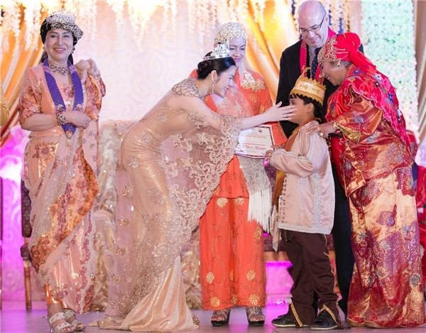 Tại nghi lễ sắc phong, Lý Nhã Kỳ được ngồi giữa sân khấu trên ghế phủ sắc vàng đồng hoàng gia, biểu thị sự trọng thị và tôn nghiêm. Hoàng gia cũng cử một số người phục vụ luôn bên cạnh săn sóc Lý Nhã Kỳ, liên tục giúp cô chỉnh sửa váy áo uy nghiêm trước người dân. Ngồi bên công chúa Lý Nhã Kỳ là Hoàng đế, Hoàng hậu và các công chúa trong hoàng tộc, vùng miền. Tại nghi lễ sắc phong, Lý Nhã Kỳ được ngồi giữa sân khấu trên ghế phủ sắc vàng đồng hoàng gia, biểu thị sự trọng thị và tôn nghiêm. Hoàng gia cũng cử một số người phục vụ luôn bên cạnh săn sóc Lý Nhã Kỳ, liên tục giúp cô chỉnh sửa váy áo uy nghiêm trước người dân. Ngồi bên công chúa Lý Nhã Kỳ là Hoàng đế, Hoàng hậu và các công chúa trong hoàng tộc, vùng miền.