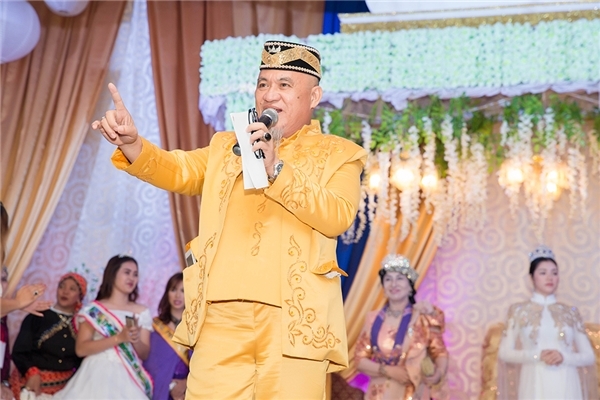 Tại nghi lễ, giây phút khó quên nhất với Lý Nhã Kỳ chính là khi Hoàng đế Sultan đọc sắc phong công chúa cho và chính thức nhận cô làm con nuôi trước bộ tộc. Ông đã phải ngừng lại một vài giây vì xúc động rơm rớm nước mắt. Tại nghi lễ, giây phút khó quên nhất với Lý Nhã Kỳ chính là khi Hoàng đế Sultan đọc sắc phong công chúa cho và chính thức nhận cô làm con nuôi trước bộ tộc. Ông đã phải ngừng lại một vài giây vì xúc động rơm rớm nước mắt.