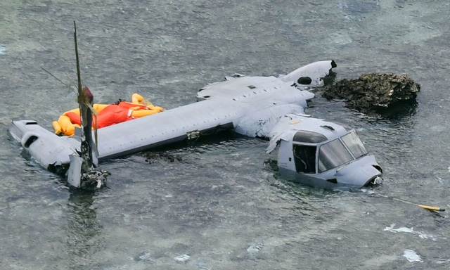 Trực thăng MV-22 Osprey rơi xuống biển trên đảo Okinawa và vỡ thành nhiểu mảnh (Ảnh: Reuters) 
