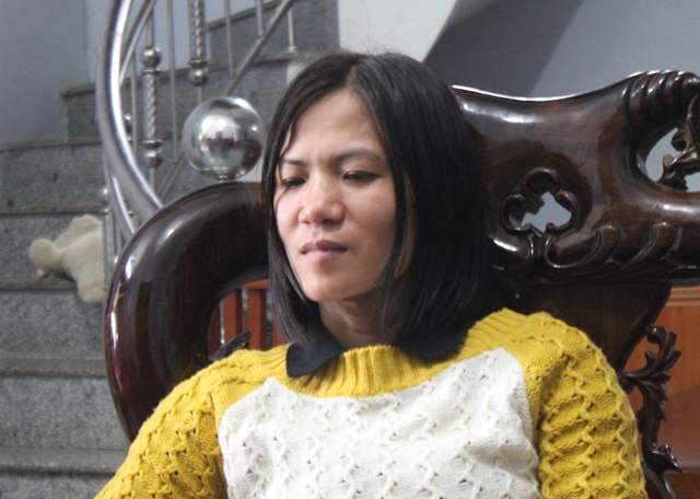  Chị Nguyễn Thị Thủy trình bày về việc cô con gái mới 14 tuổi bị đưa lên trụ sở UBND xã khi nhặt những tờ giấy có nội dung kích động phụ huynh Trường mầm non Hưng Thắng cho con nghỉ học. 