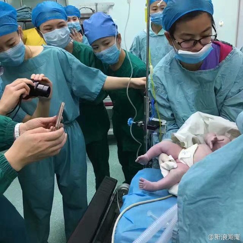 16 người loay hoay đỡ đẻ cho bà bầu 