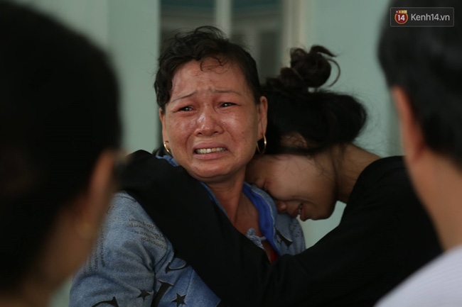 2 cô gái nhảy lầu thoát khỏi đám cháy ở Sài Gòn: Mẹ ơi, chị em con suýt chết rồi - Ảnh 2.