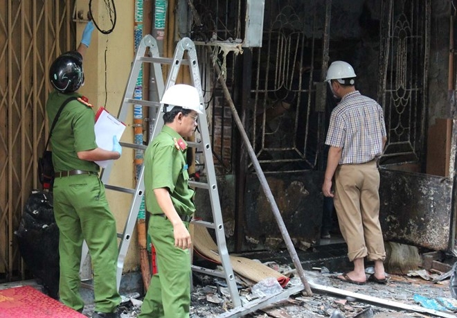 Bat luc nhin ca gia dinh chet chay trong quan ca phe Sai Gon hinh anh 2