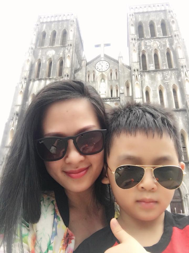 BTV Thuý Hằng và con trai. Ảnh: FBNV.