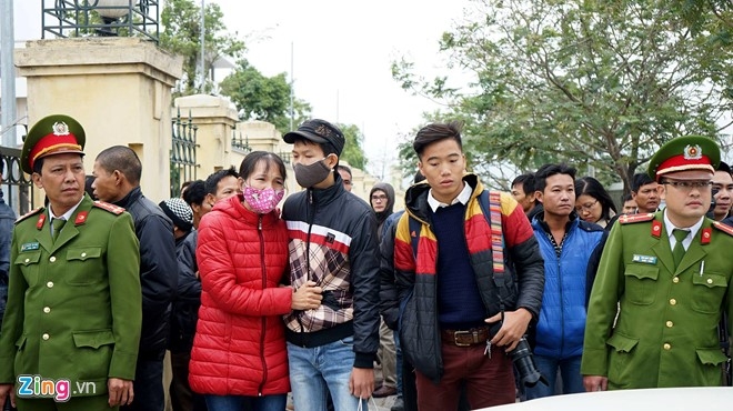 Canh sat mang AK bao ve phien xu ke giet 4 ba chau hinh anh 1