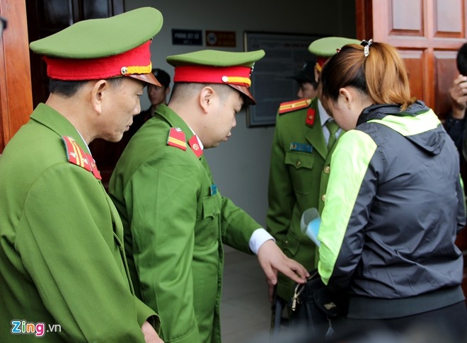 Canh sat mang AK bao ve phien xu ke giet 4 ba chau hinh anh 3