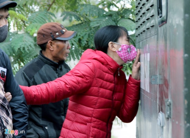 Canh sat mang AK bao ve phien xu ke giet 4 ba chau hinh anh 6