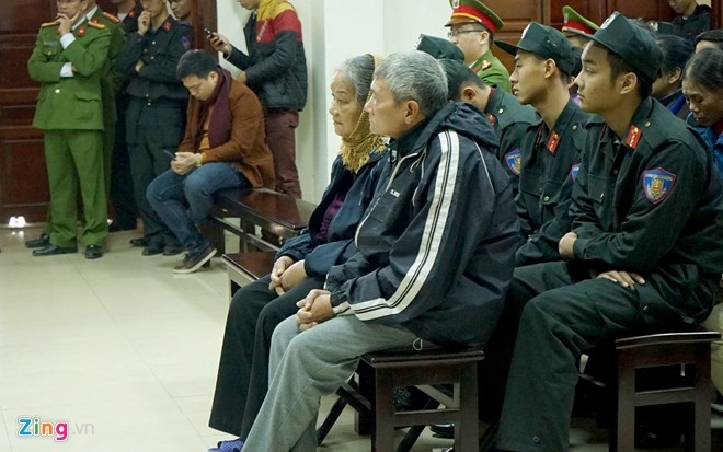 Canh sat mang AK bao ve phien xu ke giet 4 ba chau hinh anh 12