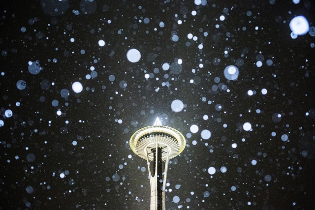 Tuyết rơi xung quanh tháp Space Needle ở thành phố Seattle, bang Washington, Mỹ.