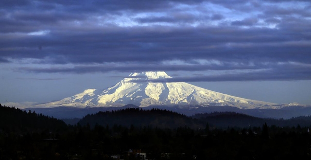 Núi Hood ở bang Oregon, Mỹ, được phủ một lớp áo mới trắng xóa.