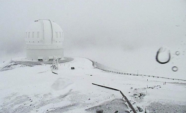 Kính thiên văn Canada-France-Hawaii, nằm trên đỉnh ngọn núi lửa Mauna Kea thuộc đảo Big Island của quần đảo Hawaii, bao phủ trong tuyết trắng. Những ngày này, gió và tuyết thường xuyên vần vũ trên những đỉnh núi cao của đảo Big Island.