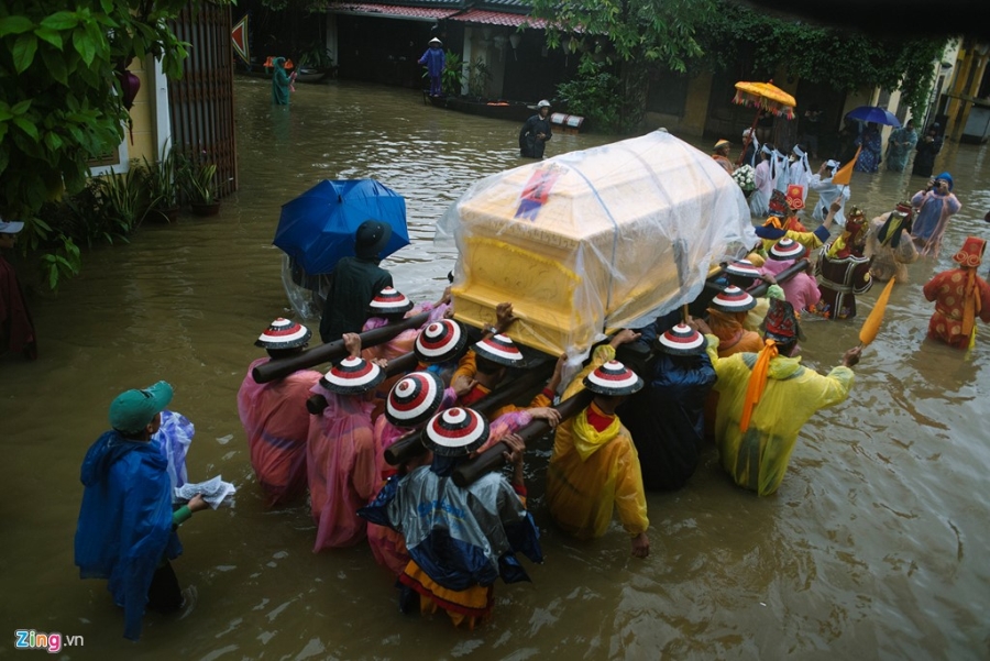 Dam tang giua menh mong nuoc lu o pho co Hoi An hinh anh 2
