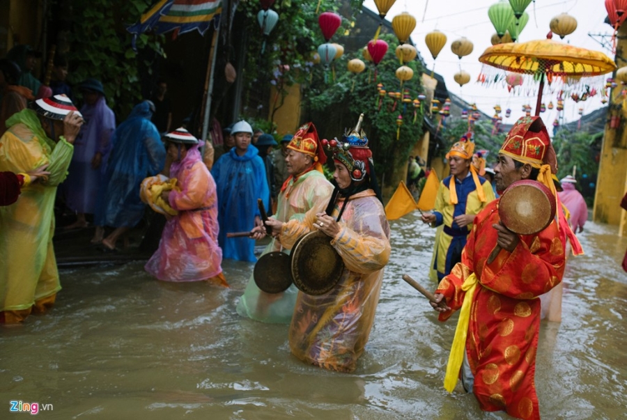 Dam tang giua menh mong nuoc lu o pho co Hoi An hinh anh 3