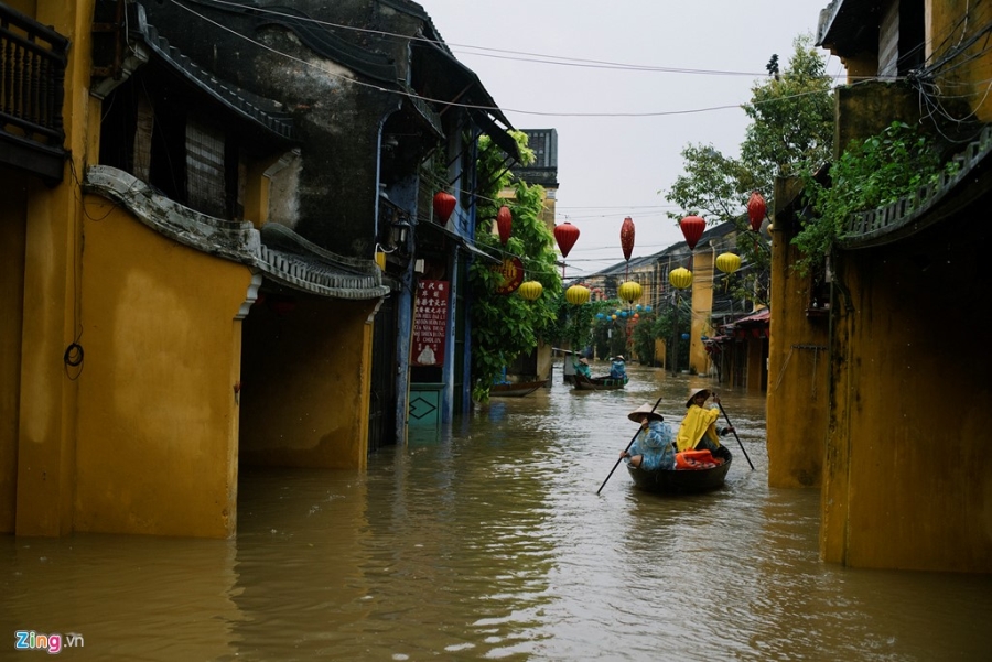 Dam tang giua menh mong nuoc lu o pho co Hoi An hinh anh 5