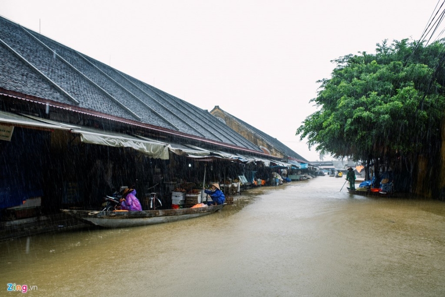 Dam tang giua menh mong nuoc lu o pho co Hoi An hinh anh 6