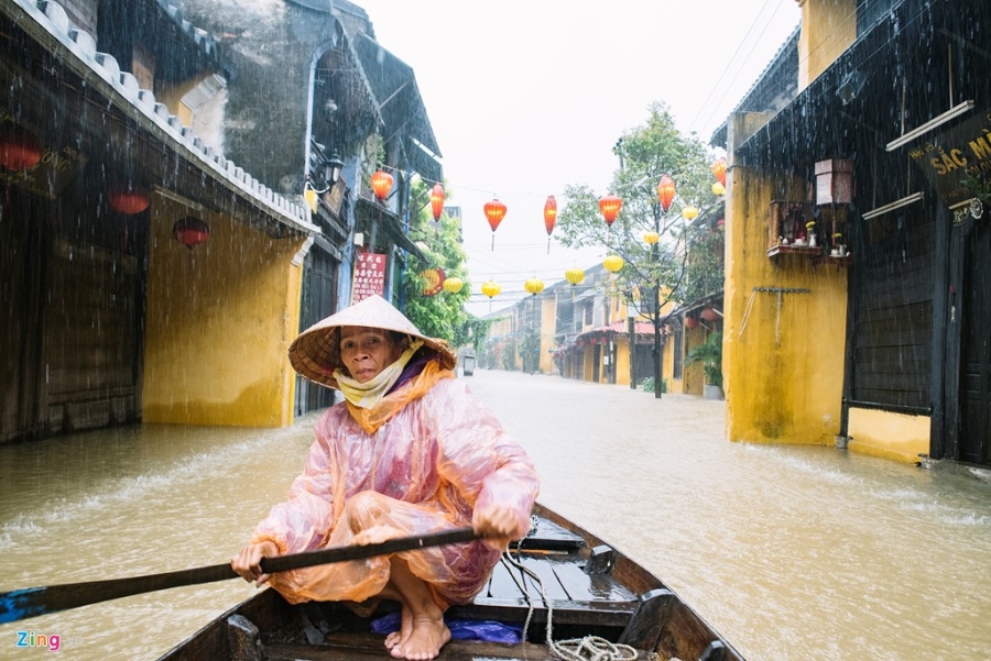 Dam tang giua menh mong nuoc lu o pho co Hoi An hinh anh 8