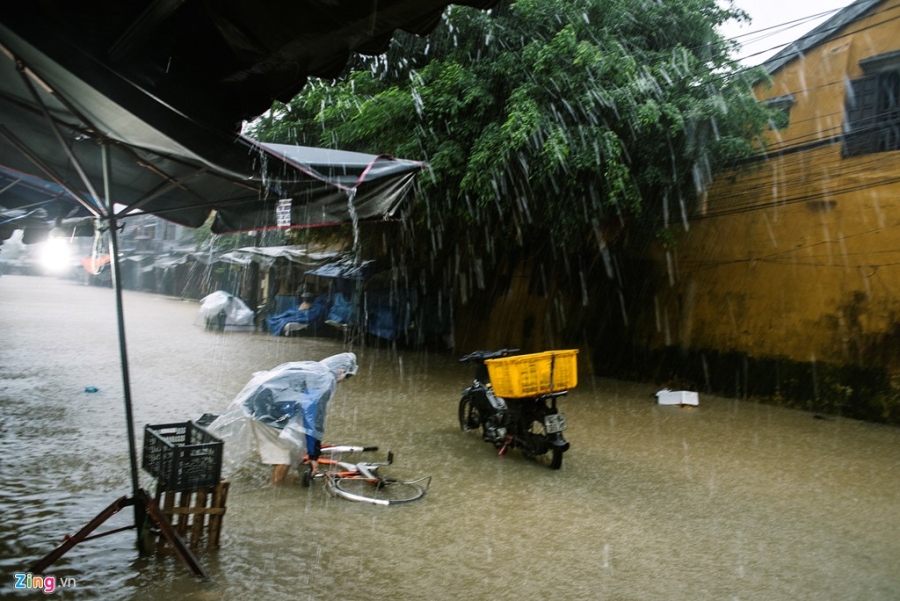 Dam tang giua menh mong nuoc lu o pho co Hoi An hinh anh 9