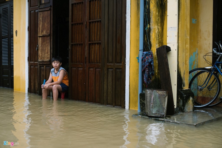 Dam tang giua menh mong nuoc lu o pho co Hoi An hinh anh 10