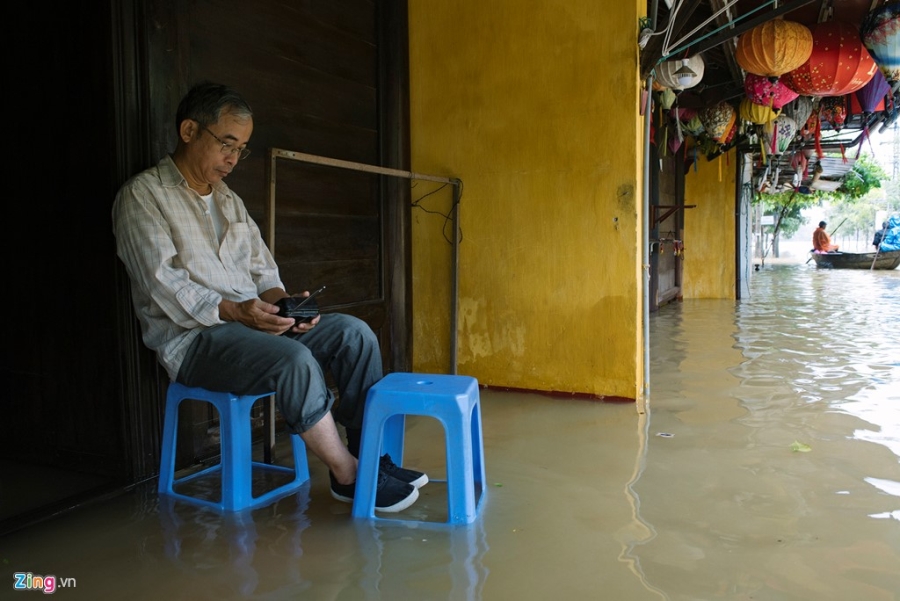 Dam tang giua menh mong nuoc lu o pho co Hoi An hinh anh 11