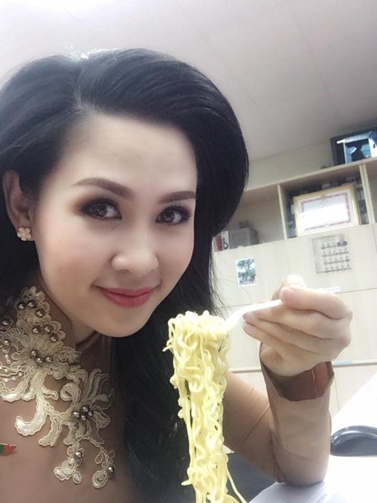 Hình ảnh không được lên sóng của BTV Thúy Hằng Thời sự 19h