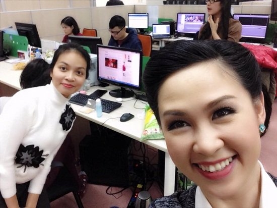 Hình ảnh không được lên sóng của BTV Thúy Hằng Thời sự 19h