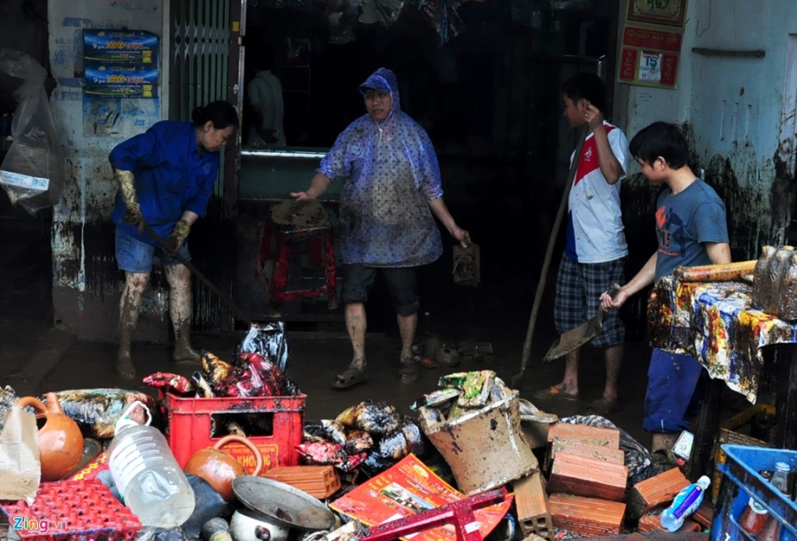 Lu 'dau nhot' tran vao tan nha dan Binh Dinh hinh anh 7