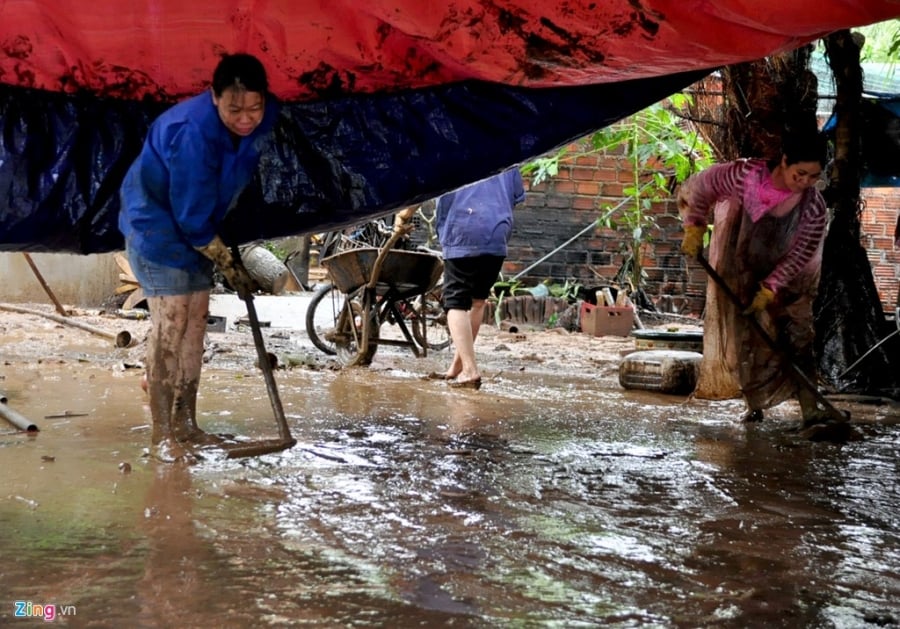 Lu 'dau nhot' tran vao tan nha dan Binh Dinh hinh anh 12