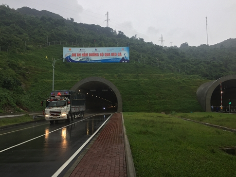 Mở cửa hầm đèo Cổ Mã, 'giải cứu' kẹt xe trên đèo - ảnh 3