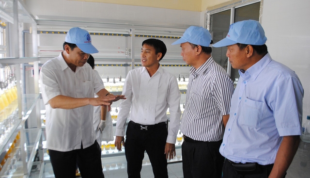 Lãnh đạo Bộ NN&PTNT thăm Trung tâm tảo tươi của một doanh nghiệp và đánh giá cao về những nỗ lực ứng dụng công nghệ cao trong sản xuất tôm giống của công ty