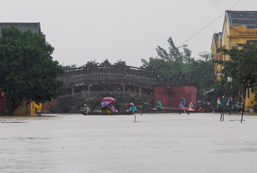 Pho co Hoi An chim trong bien nuoc hinh anh 2