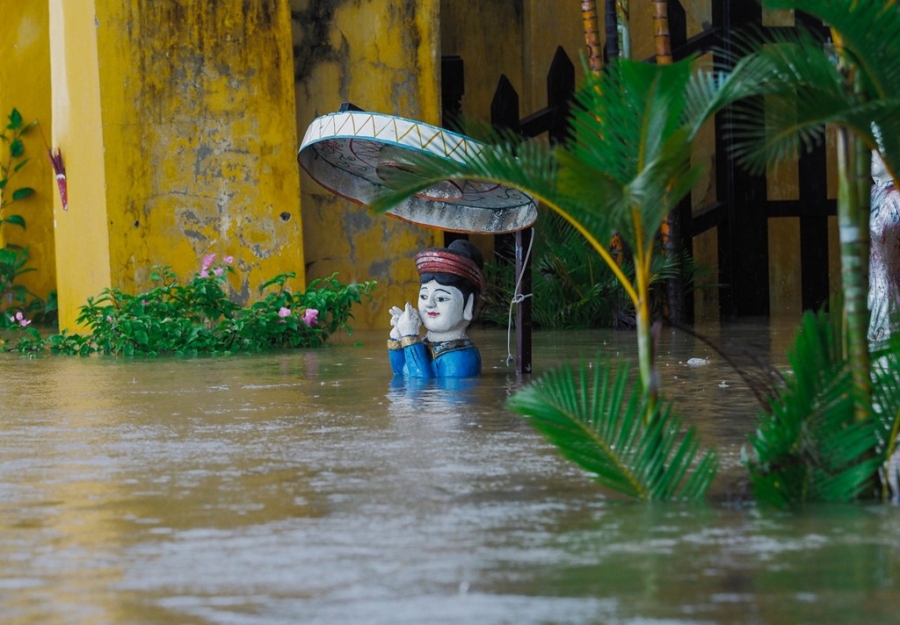 Pho co Hoi An chim trong bien nuoc hinh anh 3