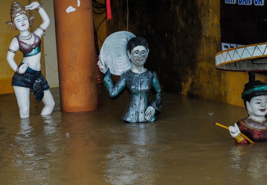 Pho co Hoi An chim trong bien nuoc hinh anh 4