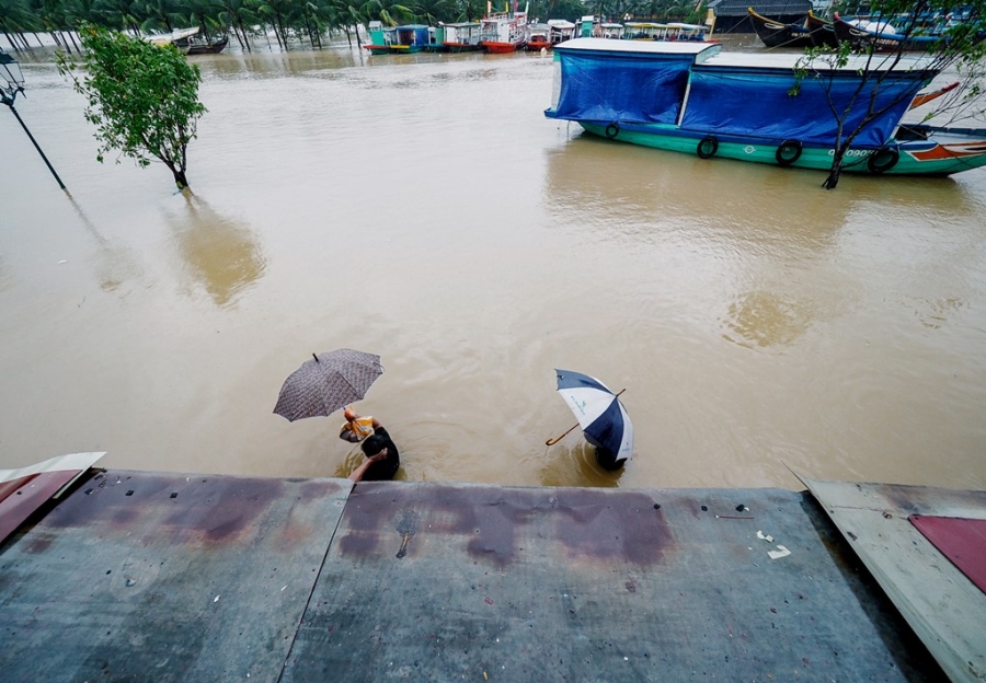 Pho co Hoi An chim trong bien nuoc hinh anh 7