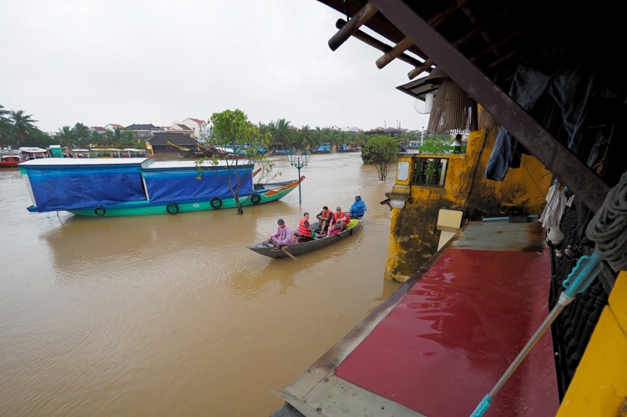 Pho co Hoi An chim trong bien nuoc hinh anh 8