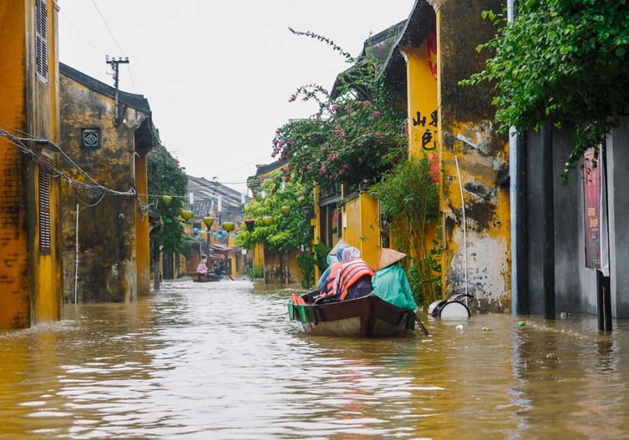 Pho co Hoi An chim trong bien nuoc hinh anh 9