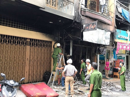 vu chay 6 nguoi chet o sg: “xoi tung” hien truong tim manh moi hinh anh 8