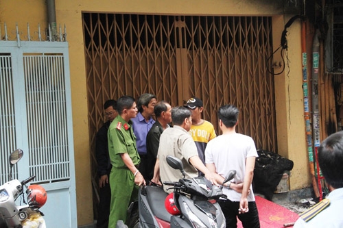vu chay 6 nguoi chet o sg: “xoi tung” hien truong tim manh moi hinh anh 12