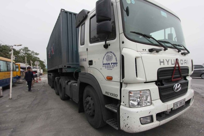 Xe 'bảo kê' ép xe công vụ như phim hành động 