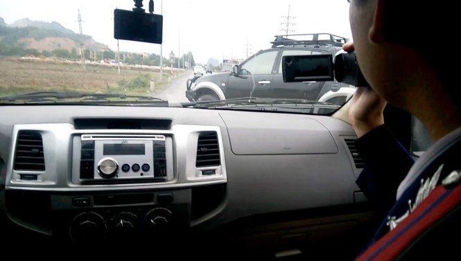Xe 'bảo kê' ép xe công vụ như phim hành động 