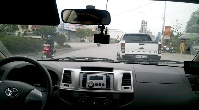 Xe 'bảo kê' ép xe công vụ như phim hành động 