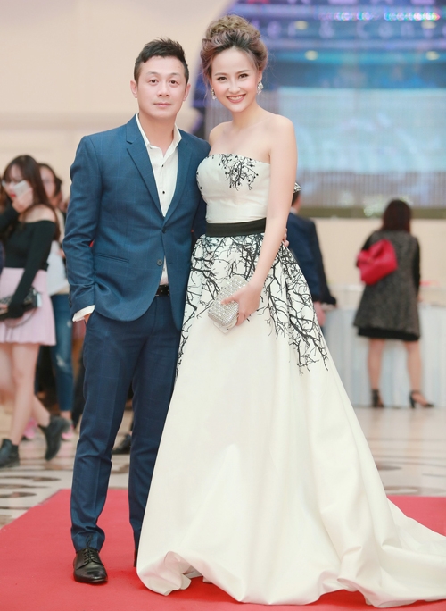 khanh-ngan-than-mat-voi-mc-anh-tuan-tren-ghe-nong-1