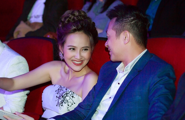 khanh-ngan-than-mat-voi-mc-anh-tuan-tren-ghe-nong-3