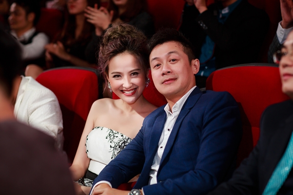 khanh-ngan-than-mat-voi-mc-anh-tuan-tren-ghe-nong-5