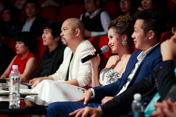 khanh-ngan-than-mat-voi-mc-anh-tuan-tren-ghe-nong-6