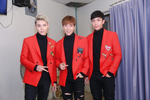khanh-ngan-than-mat-voi-mc-anh-tuan-tren-ghe-nong-11