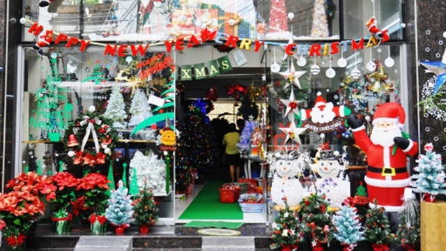 Một cửa hàng trưng bày kín đồ trang trí phục vụ Noel.